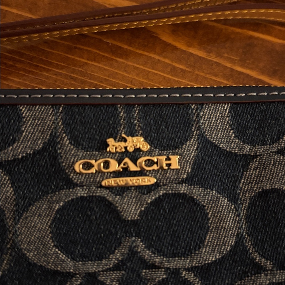 NWT Coach Corner Zip Wristlet in Signature Denim - Picture 4 of 5